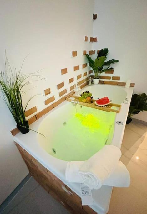 Studio Love Jacuzzi Marseille Exterior photo