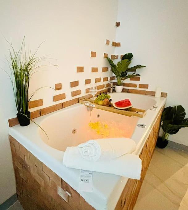 Studio Love Jacuzzi Marseille Exterior photo